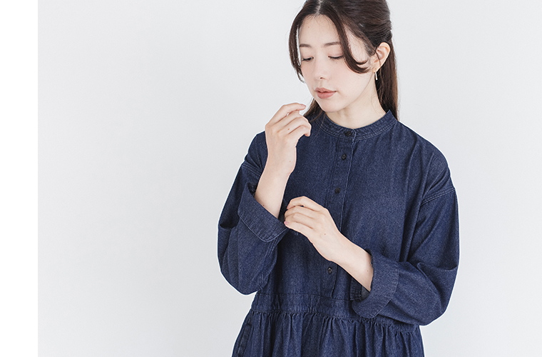 Lintu Laulu デニムワンピースのバストアップカット 袖口などのディテールが分かる写真
