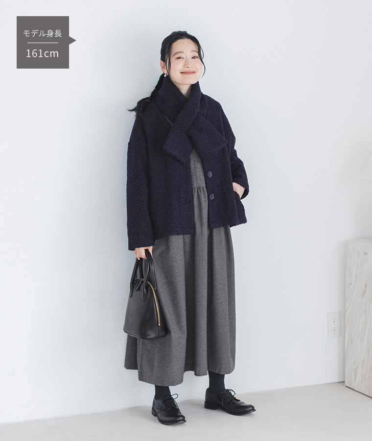 D*g*y ブークレコートとチャイナボタンワンピースにブークレスヌードを合わせた冬コーデ 全身カット
