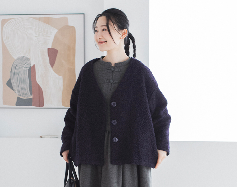 D*g*y ブークレコートのバストアップカット チャイナボタンワンピースをインナーに重ねた着こなし