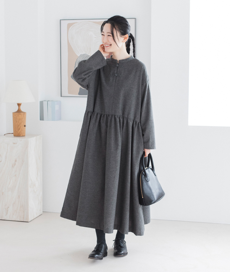 D*g*y チャイナボタンワンピースを着た女性モデルの全身コーデ