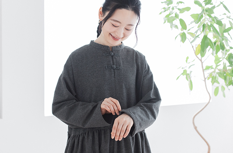 D*g*y チャイナボタンワンピースの胸元ディテールが分かるバストアップカット