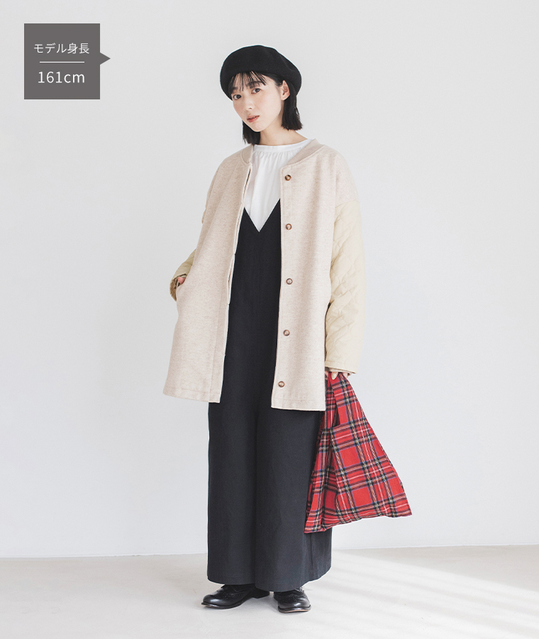 LUPILIEN ウールライク袖キルトブルゾンにサロペットとネルチェックバッグを合わせた冬の大人コーデ 全身カット