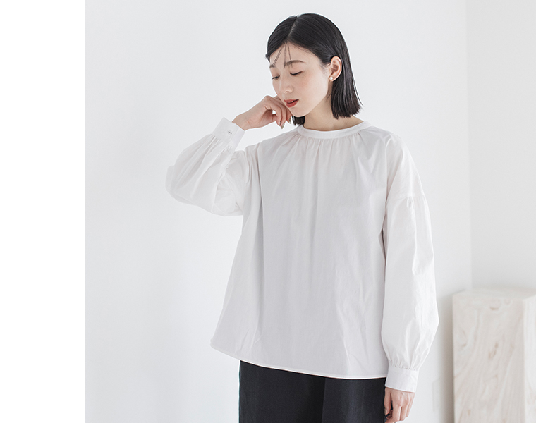 LUPILIEN コットンビエラプルオーバーブラウスのバストアップカット ふんわりギャザーが分かる写真