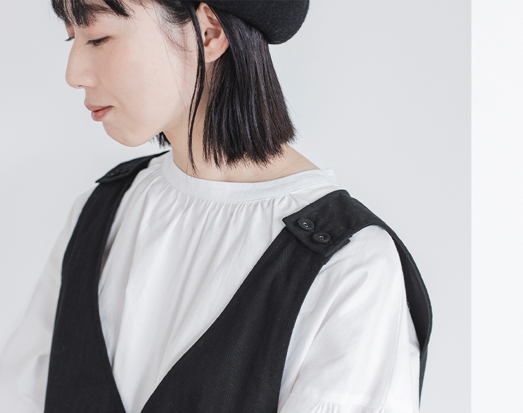 LUPILIEN ヘリンボーンツイルサロペットの肩ストラップディテール寄りカット