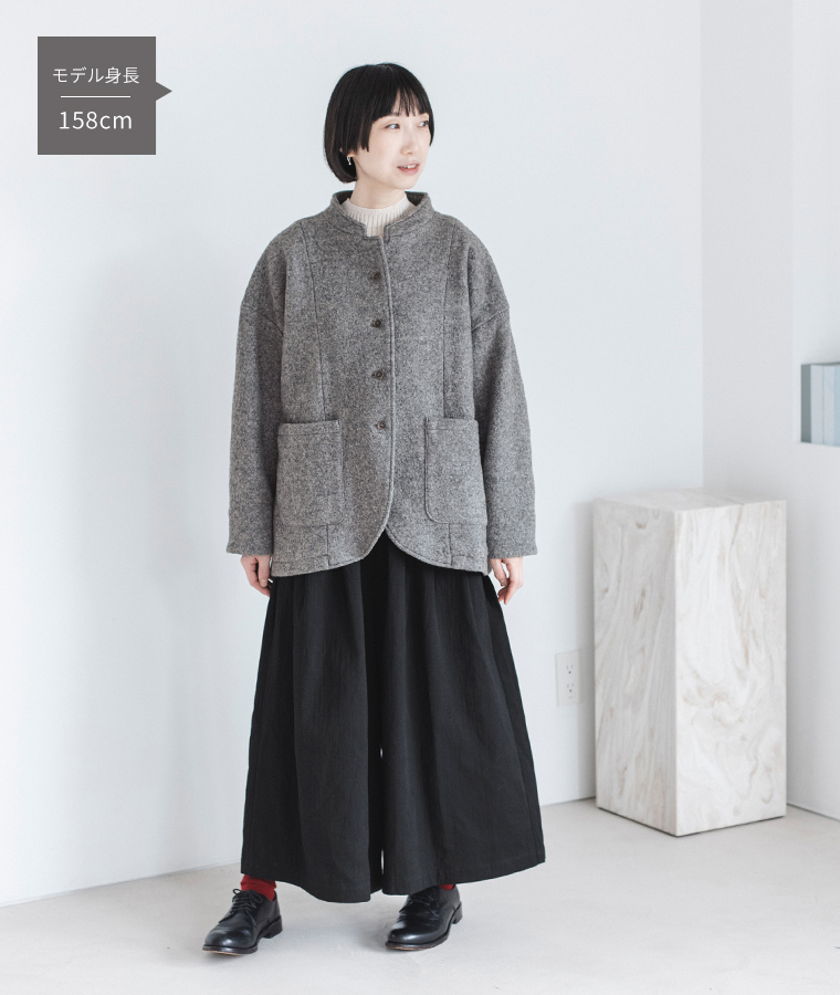 08Mab 襟2wayショートコートとタックワイドパンツを合わせた冬のコーディネート 全身カット