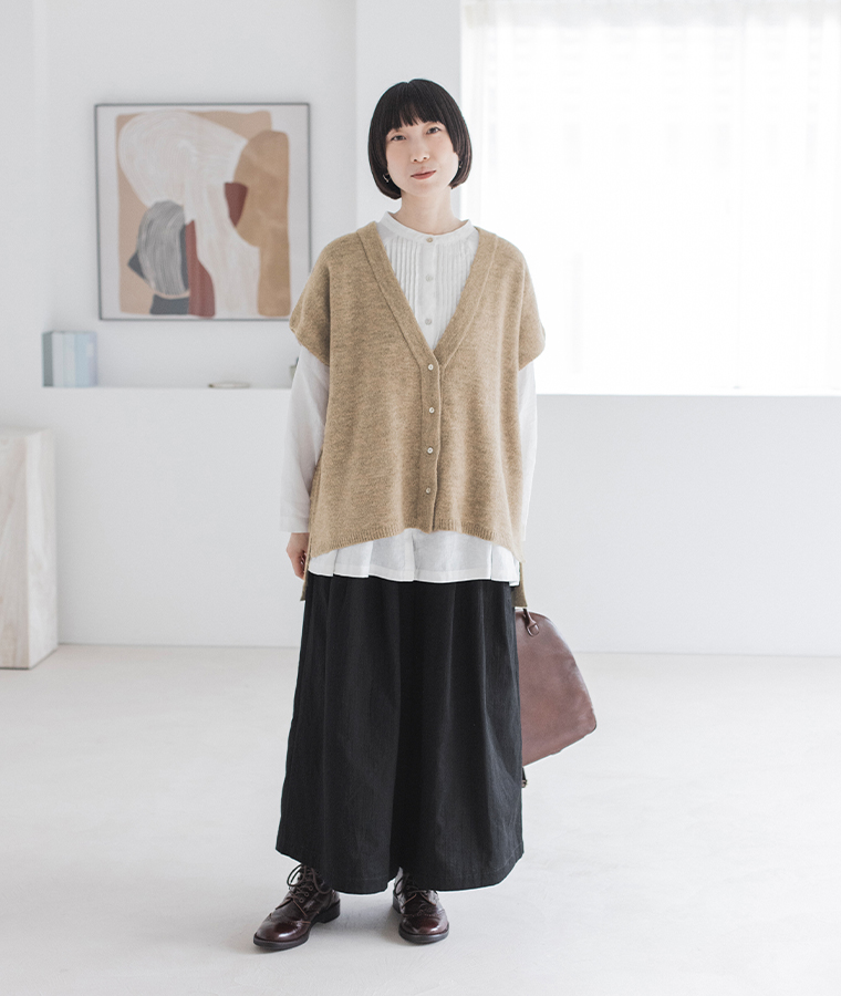 08Mab ニットベストカーディガンと白ブラウスを合わせたナチュラルな全身コーデ