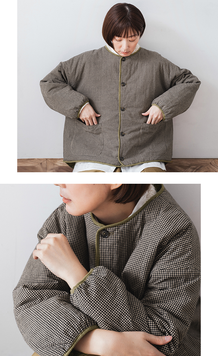 リバーシブルキルティングジャケット（ギンガムチェック）を着た女性の横向きシルエット