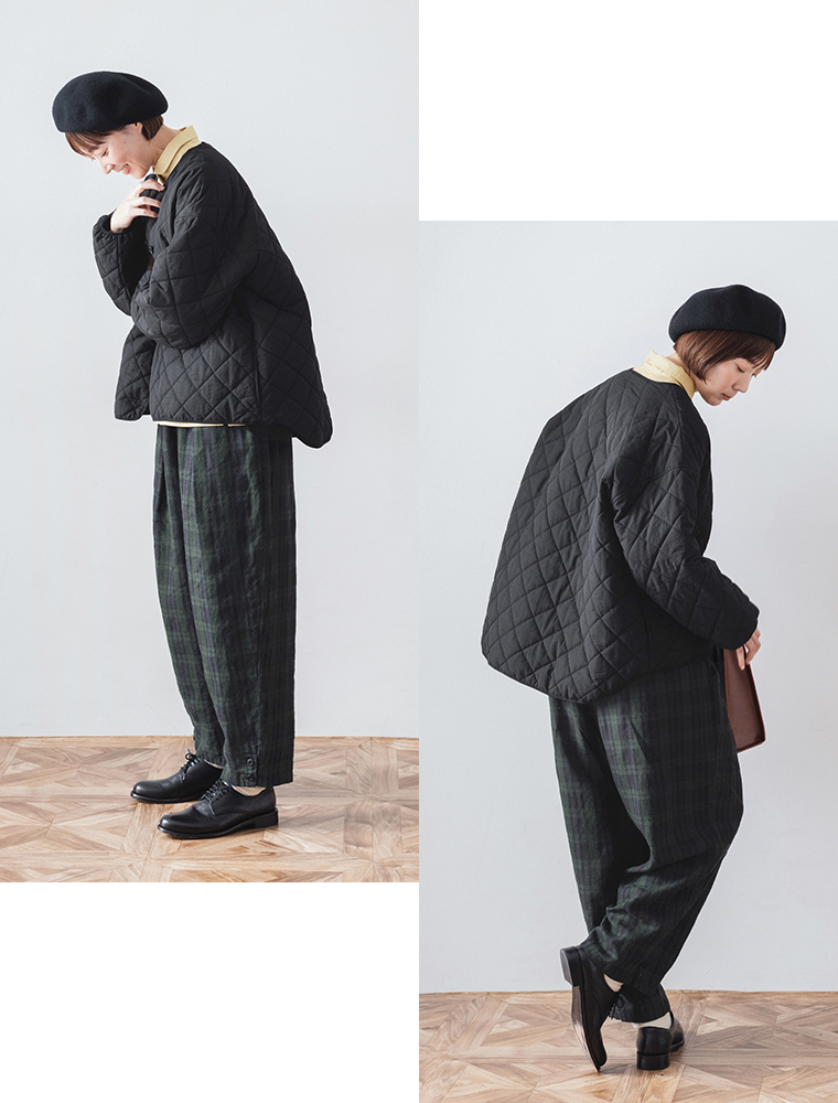 リバーシブルキルティングジャケット（ブラック）を着た女性の横向き・後ろ姿コーディネート