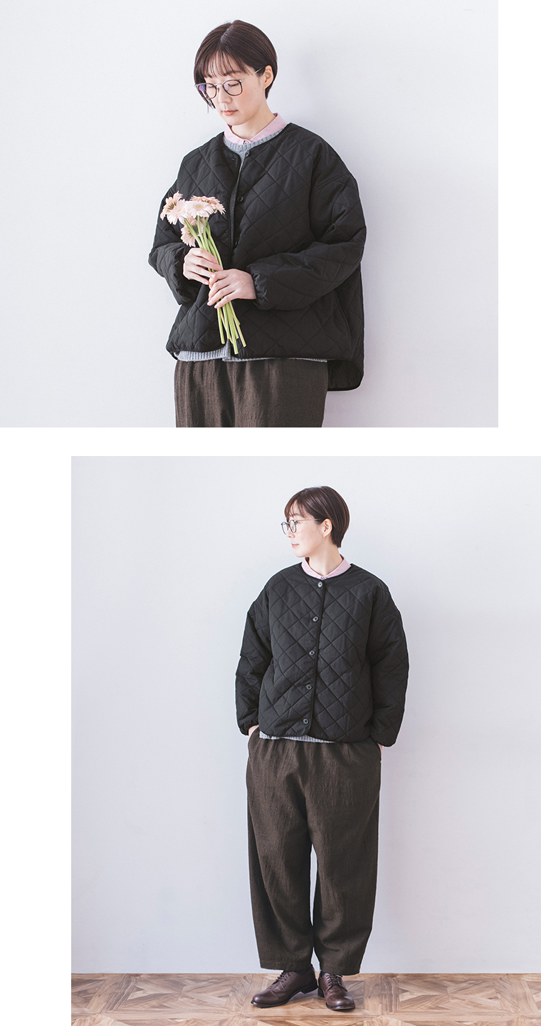 リバーシブルキルティングジャケット（ブラック）を着た女性の全身コーディネート