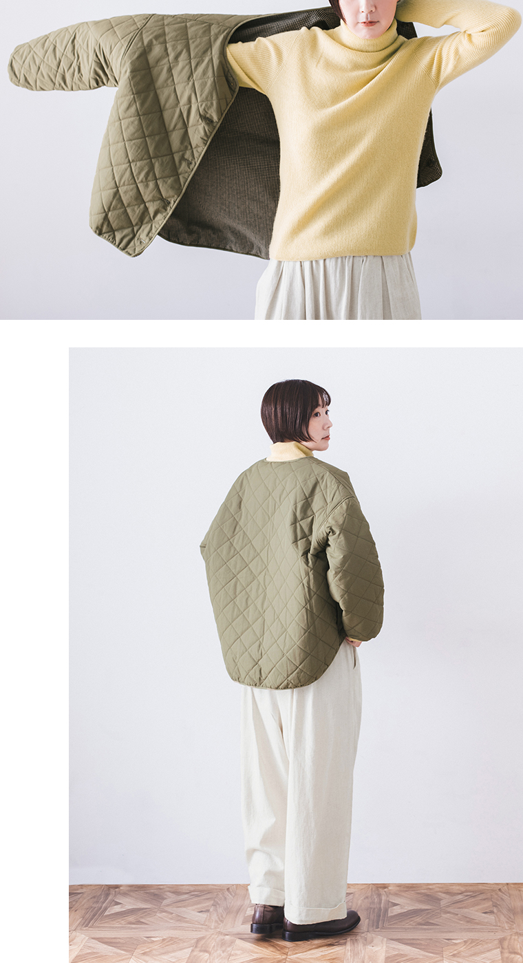 リバーシブルキルティングジャケット（カーキ）を羽織る女性の着用シーン