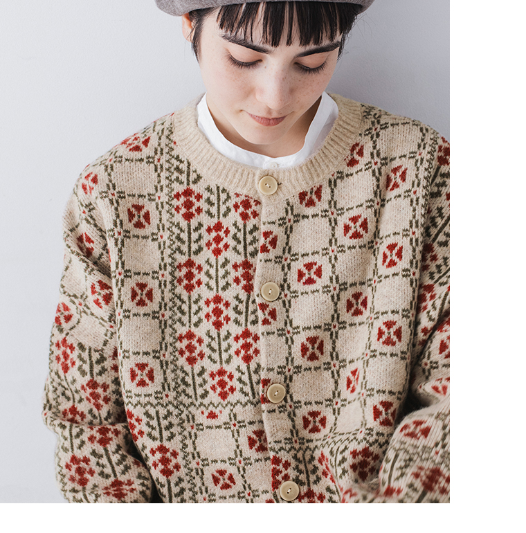 パッチワーク柄2wayカーディガン(オートミール×マルチ)の上半身寄り前