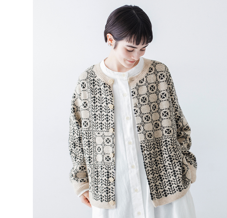 パッチワーク柄2wayカーディガン(オートミール×ブラック)の上半身寄り前