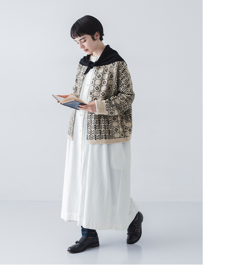 パッチワーク柄2wayカーディガン(オートミール×ブラック)の全身斜め前