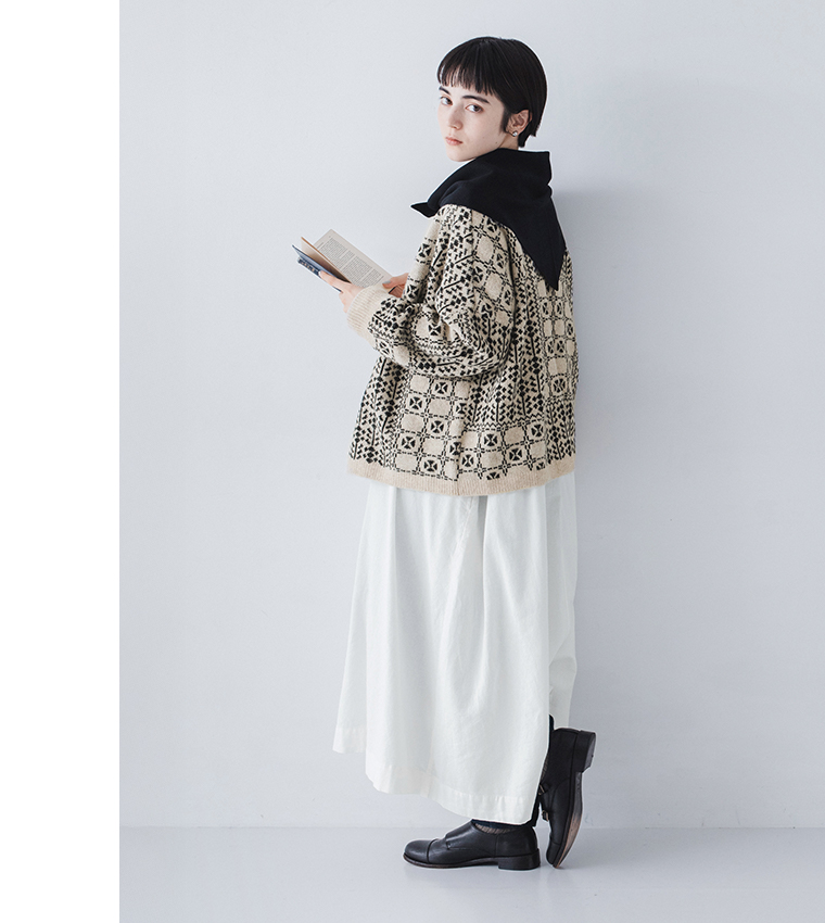 パッチワーク柄2wayカーディガン(オートミール×ブラック)全身斜め後ろ