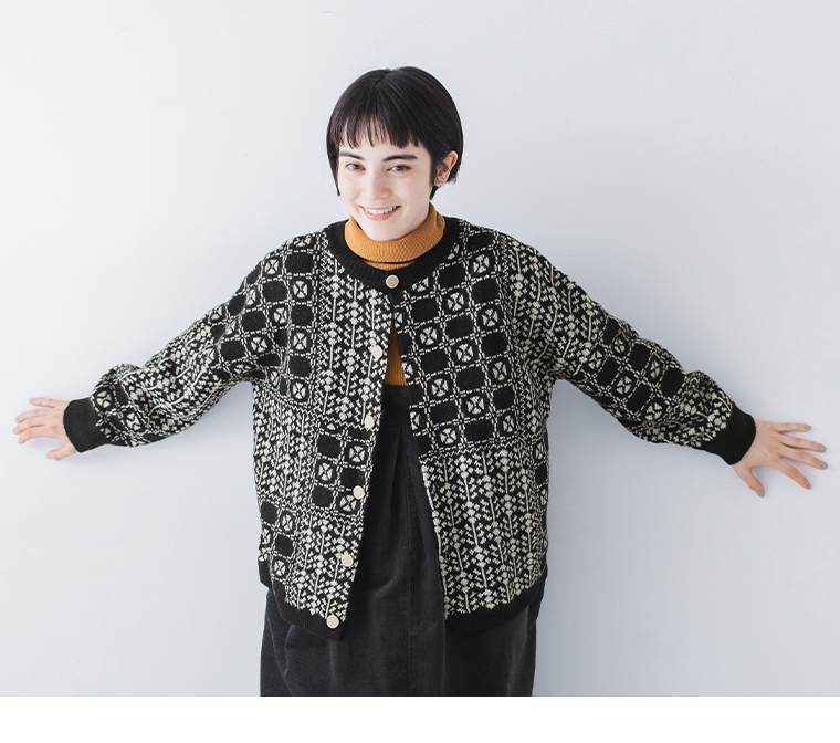 パッチワーク柄2wayカーディガン(ブラック×オートミール)の上半身前