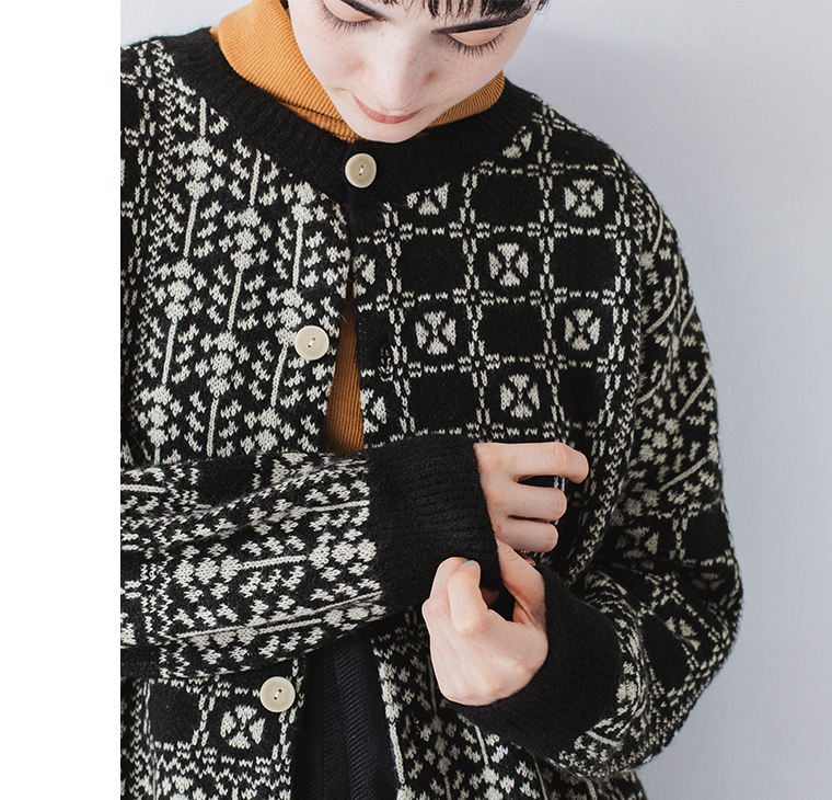 パッチワーク柄2wayカーディガン(ブラック×オートミール)の上半身寄り前