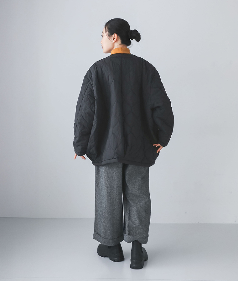 ワイドキルティングジャケットを着た女性の後ろ姿シルエット