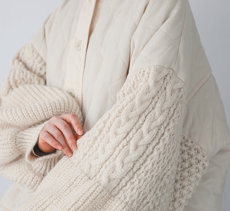 ノーカラークロップドキルティングニットブルゾンの袖ディテール