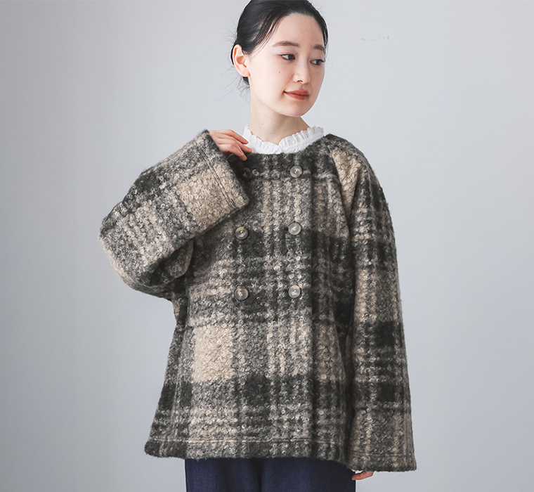 ブークレーポンチョコートを着た女性の着用アップ