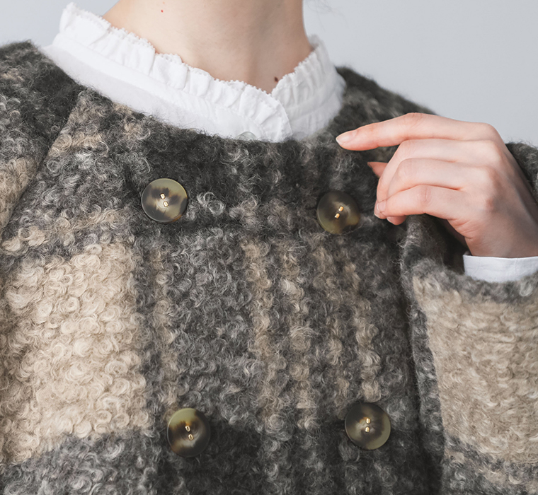 ブークレーポンチョコートのボタンディテール