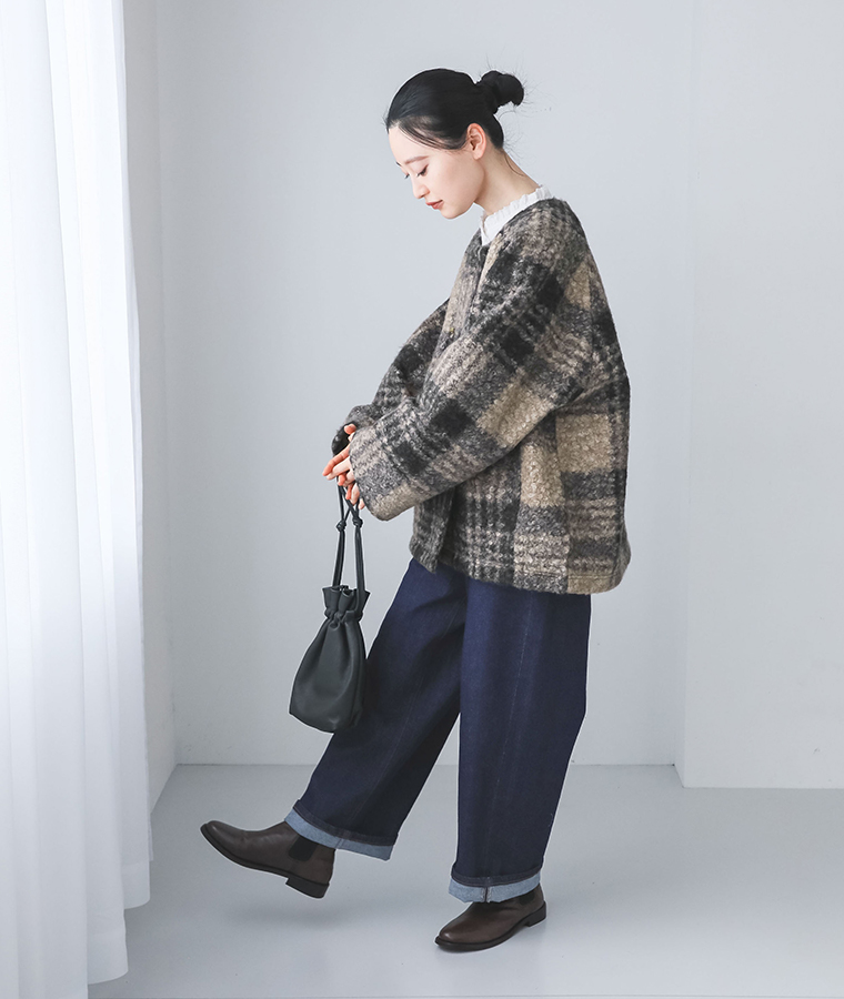 ブークレーポンチョコートを着た女性の横向きシルエット