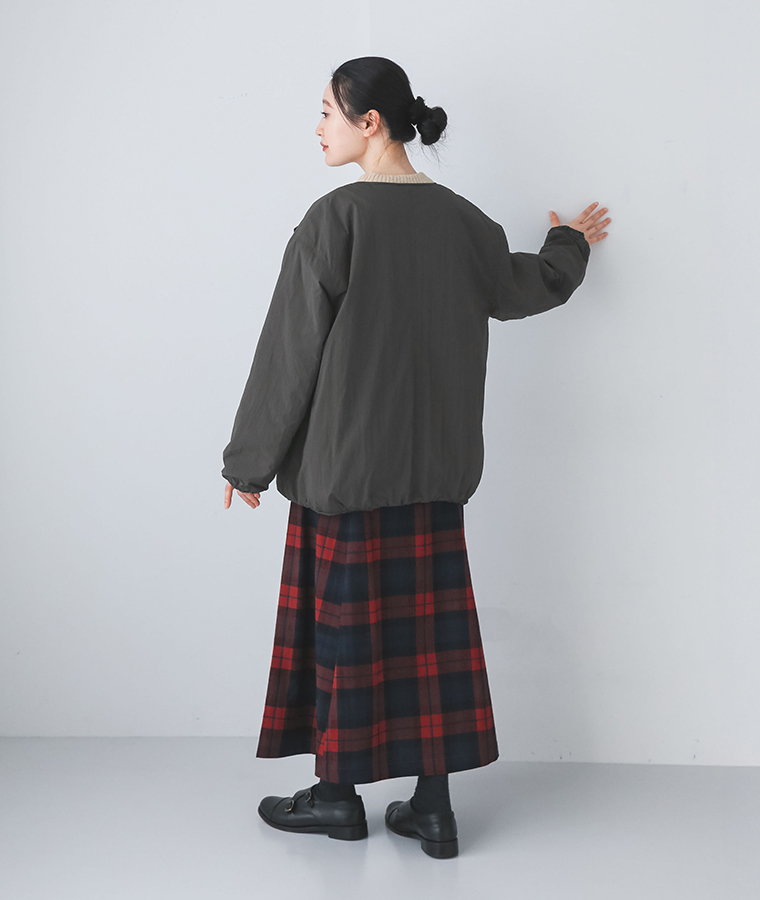 保温中綿「Zermoly」ノーカラーハーフコートを着た女性の後ろ姿シルエット