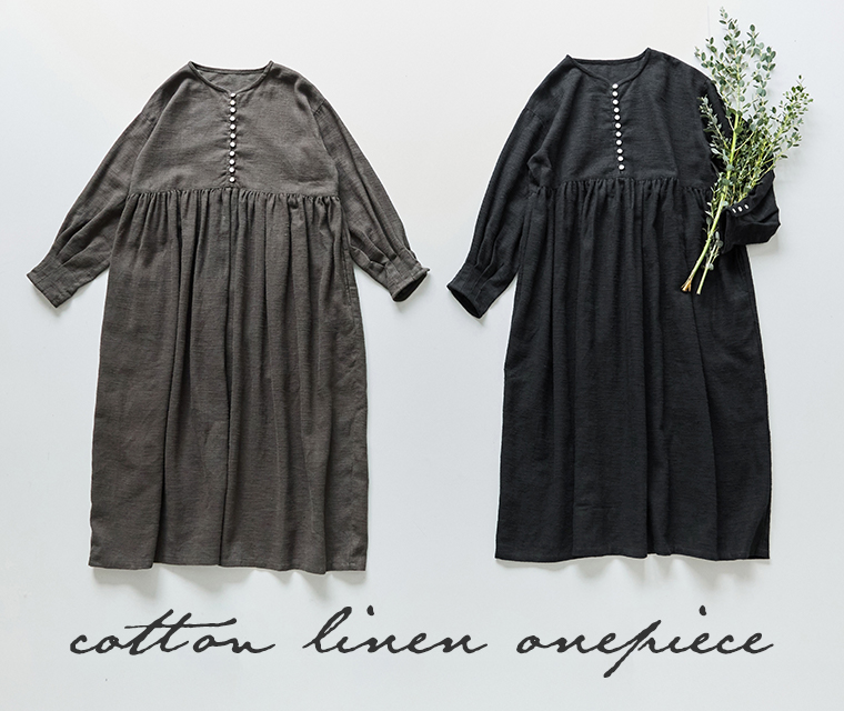 色違い2枚の置き撮り（チャコール＆ブラック）