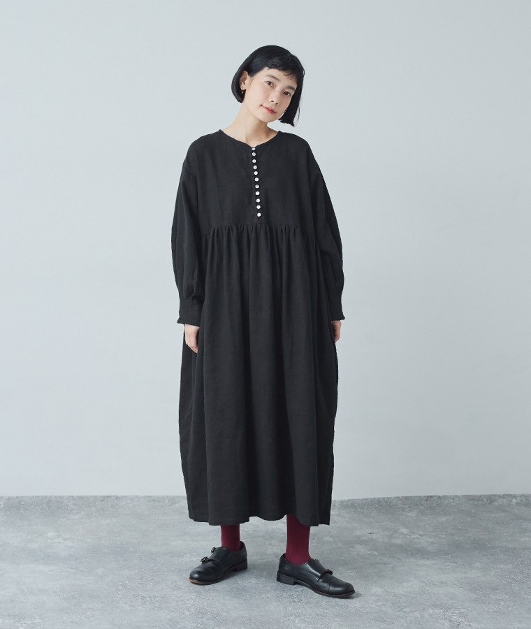 正面の全身カット（黒ワンピース）