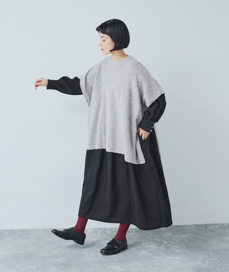 ベスト重ねの横向きコーデ