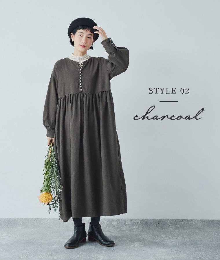 vent bSTYLE 02 立ち姿（花を持つチャコールワンピ）lanc　デニムベイカーパンツ