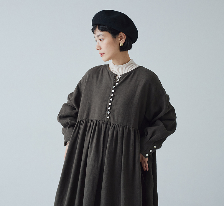 vent bl上半身カット（ベレー帽 × チャコールワンピ）anc　デニムベイカーパンツ 寄り