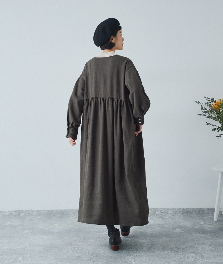 後ろ姿 全身（チャコールワンピ）