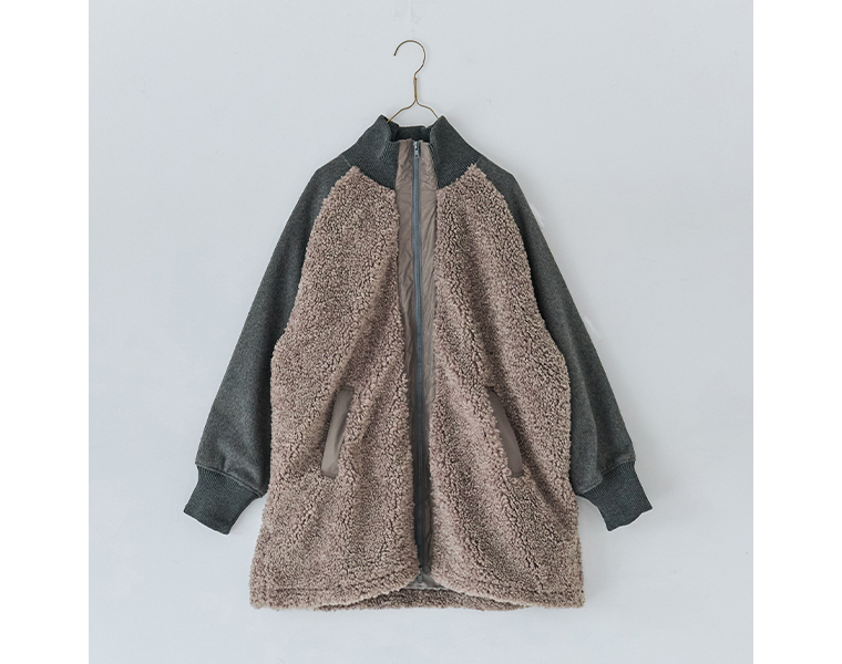 ボアとナイロンを切り替えたハーフコート（正面・ハンガー掛け）