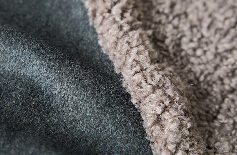 ボア素材とウール混紡素材の生地アップ