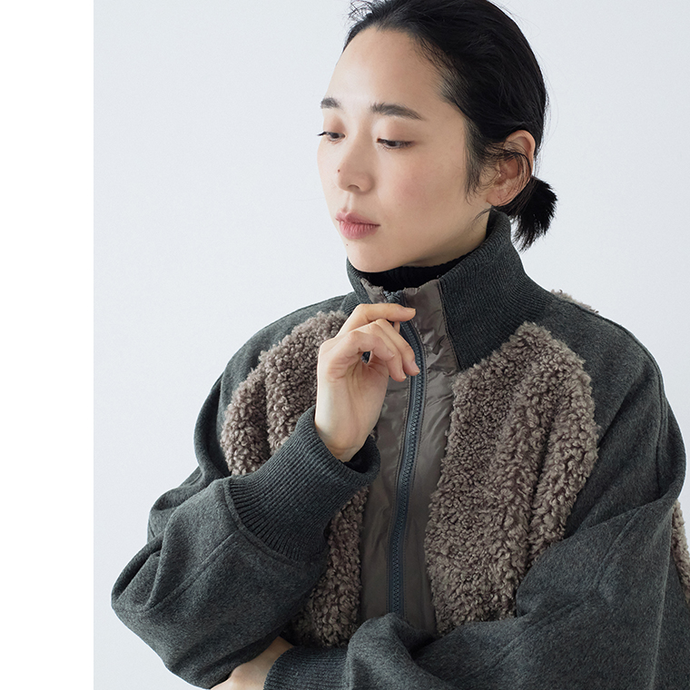 リブ仕様の襟元が見えるボアナイロンハーフコートの着用アップ