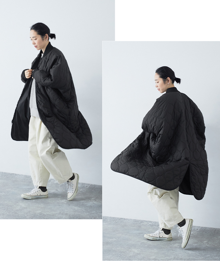 軽さを感じる動きでリバーシブルコートを着用する女性