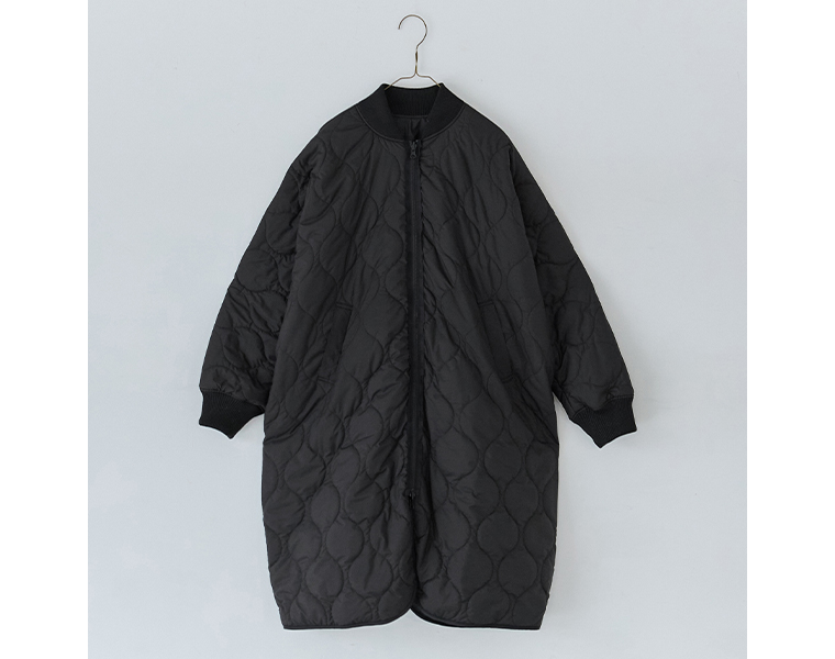 キルティング素材のリバーシブルコート（正面・ハンガー掛け）