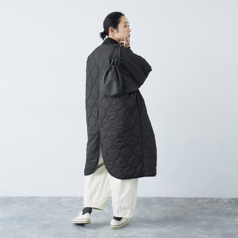 深めスリットが入ったリバーシブルコートの後ろ姿