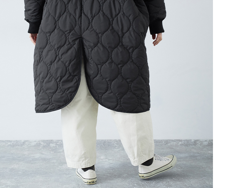 深めスリットが入ったリバーシブルコートの寄り