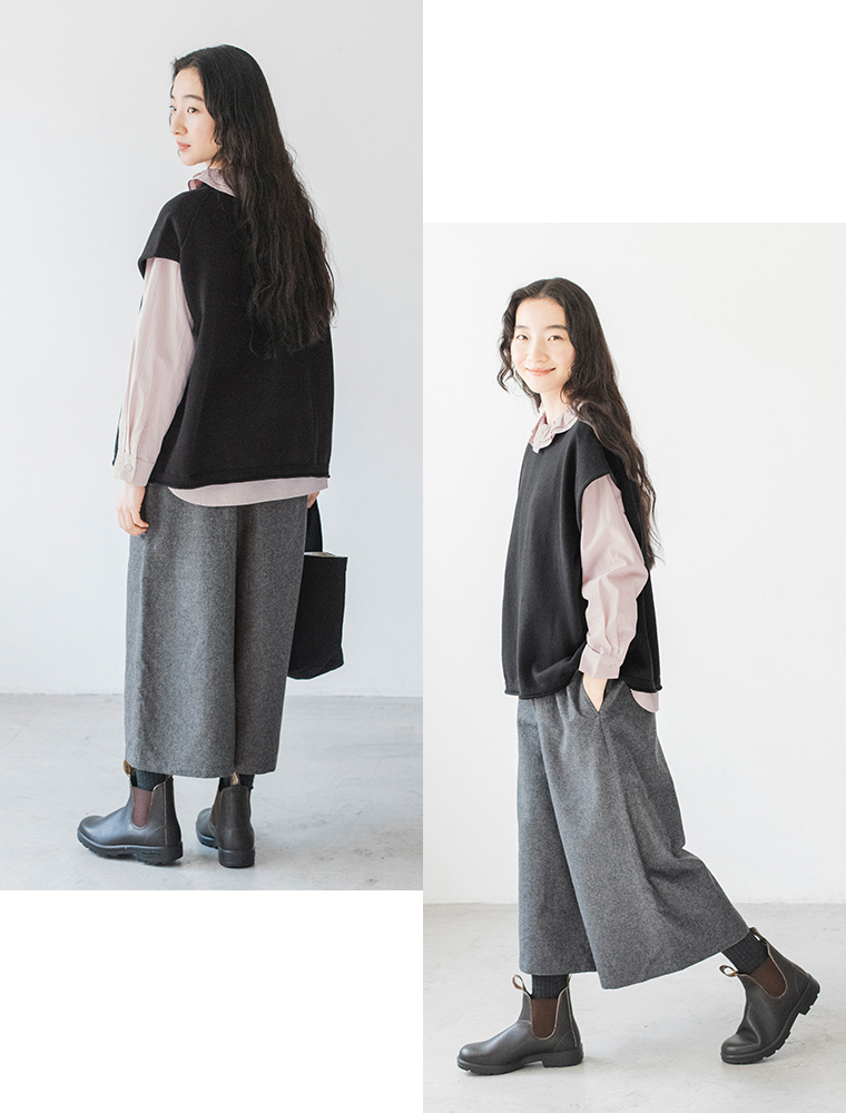 ウールミックスガウチョパンツ（ダークグレー）を着た女性の横向きコーディネート