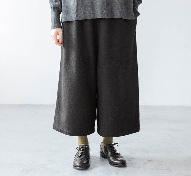 ウールミックスガウチョパンツ（ブラック）を着用した女性の腰から足元のアップ