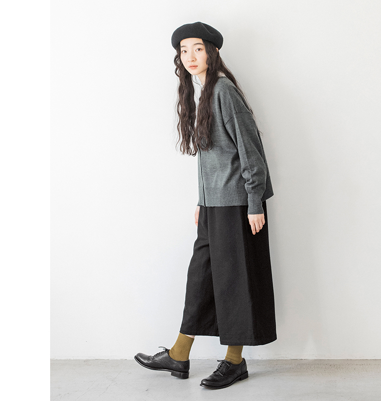 ウールミックスガウチョパンツ（ブラック）を着た女性が横向きにポーズをしている全身