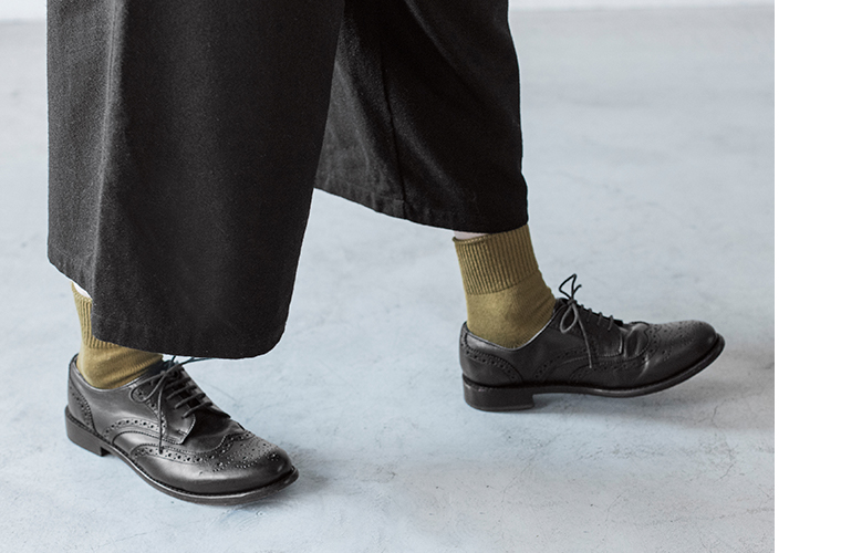 ウールミックスガウチョパンツ（ブラック）と黒いレースアップシューズ、カーキ色のソックスの足元アップ