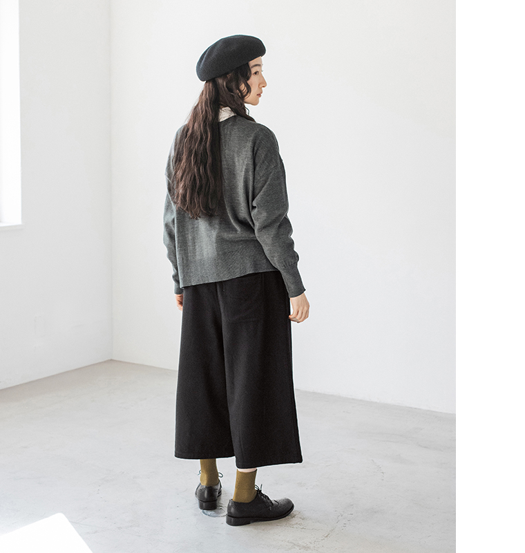 ウールミックスガウチョパンツ（ブラック）を着た女性の後ろ姿