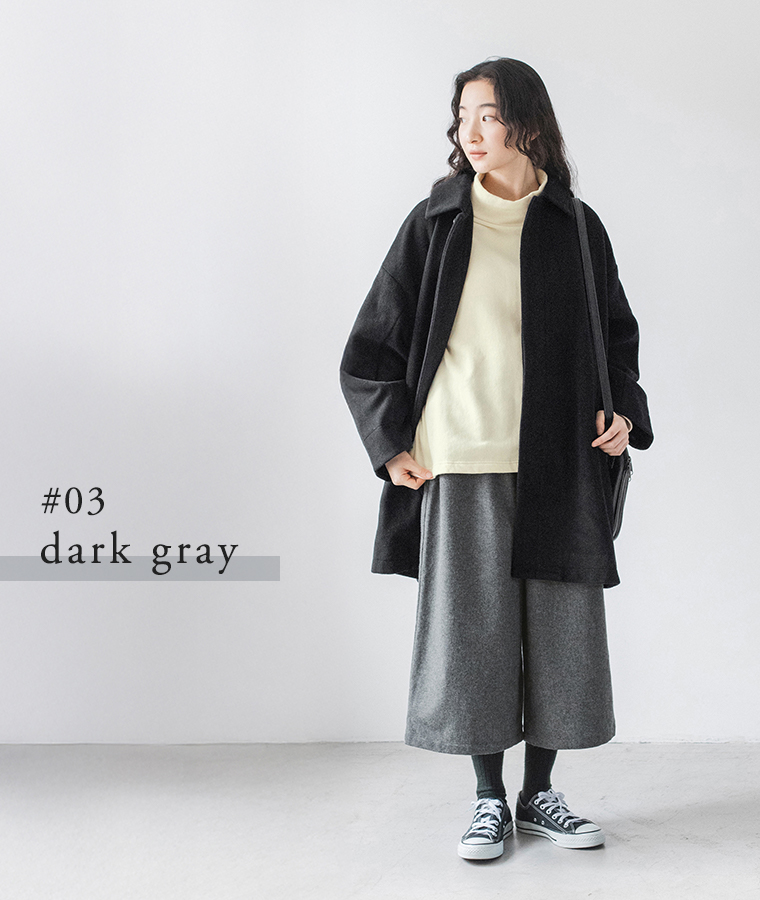 黒のコートとウールミックスガウチョパンツ（ダークグレー）を合わせた女性の全身正面