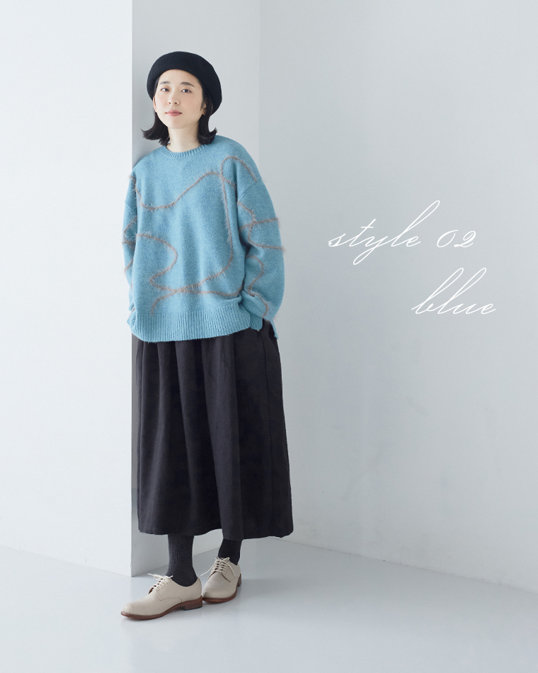 抽象ライン入りブルーニットを黒スカートとベレー帽に合わせた正面コーディネート