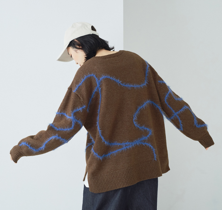 抽象ライン入りグレーニットの着用カット