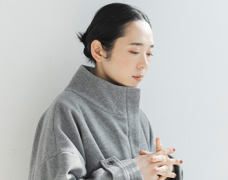 別注｜スタンド襟ショートコート（ライトグレー）を着たサイドコーディネート