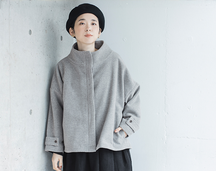 別注｜スタンド襟ショートコート（ライトグレー）を着た正面コーディネート