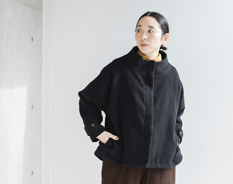 別注｜スタンド襟ショートコート（ブラック）を着た正面コーディネート